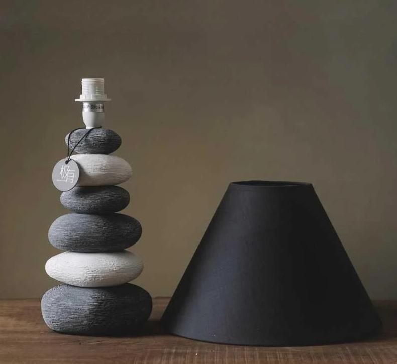 Stonia - Moderne Keramik-Steinlampe